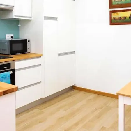 With 2 Bedrooms In With Wifi Διαμέρισμα